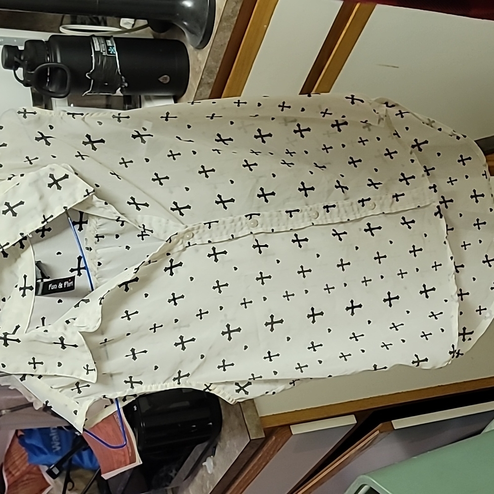 NWOT - sheer sleeveless off white ladies medium sized fun & flirt button up top